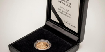 President Simons ontvangt speciale 50 jaar Srefidensi gedenkpenning 10 1024x1024