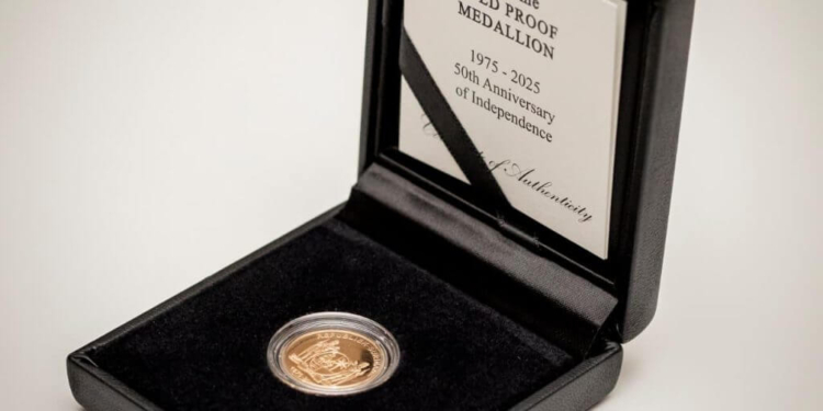 President Simons ontvangt speciale 50 jaar Srefidensi gedenkpenning 10 1024x1024