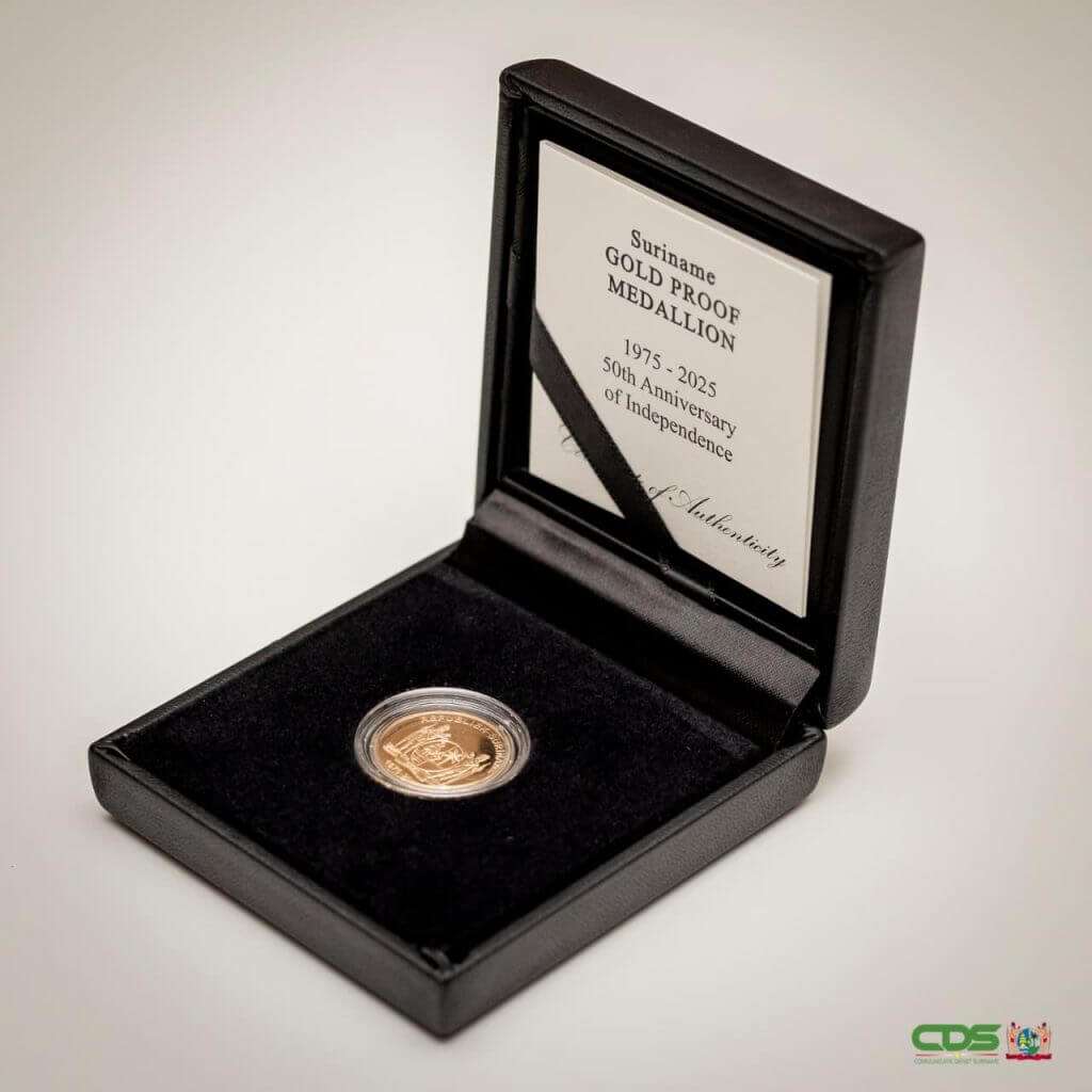 President Simons ontvangt speciale 50 jaar Srefidensi gedenkpenning 10 1024x1024