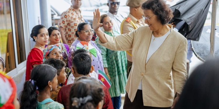 Piarelallschool in Charlesburg ontvangt schoolmeubilair uit Nederland.