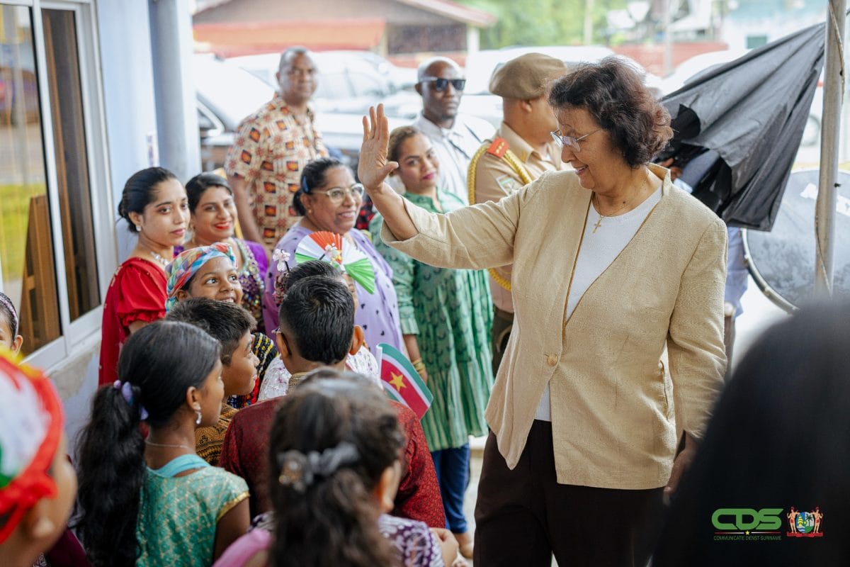 Piarelallschool in Charlesburg ontvangt schoolmeubilair uit Nederland.