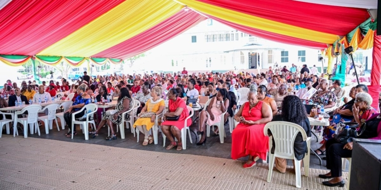 President Jennifer Simons in gesprek met seniore burgers tijdens de kerstviering in de tuin van het presidentieel paleis in Paramaribo.