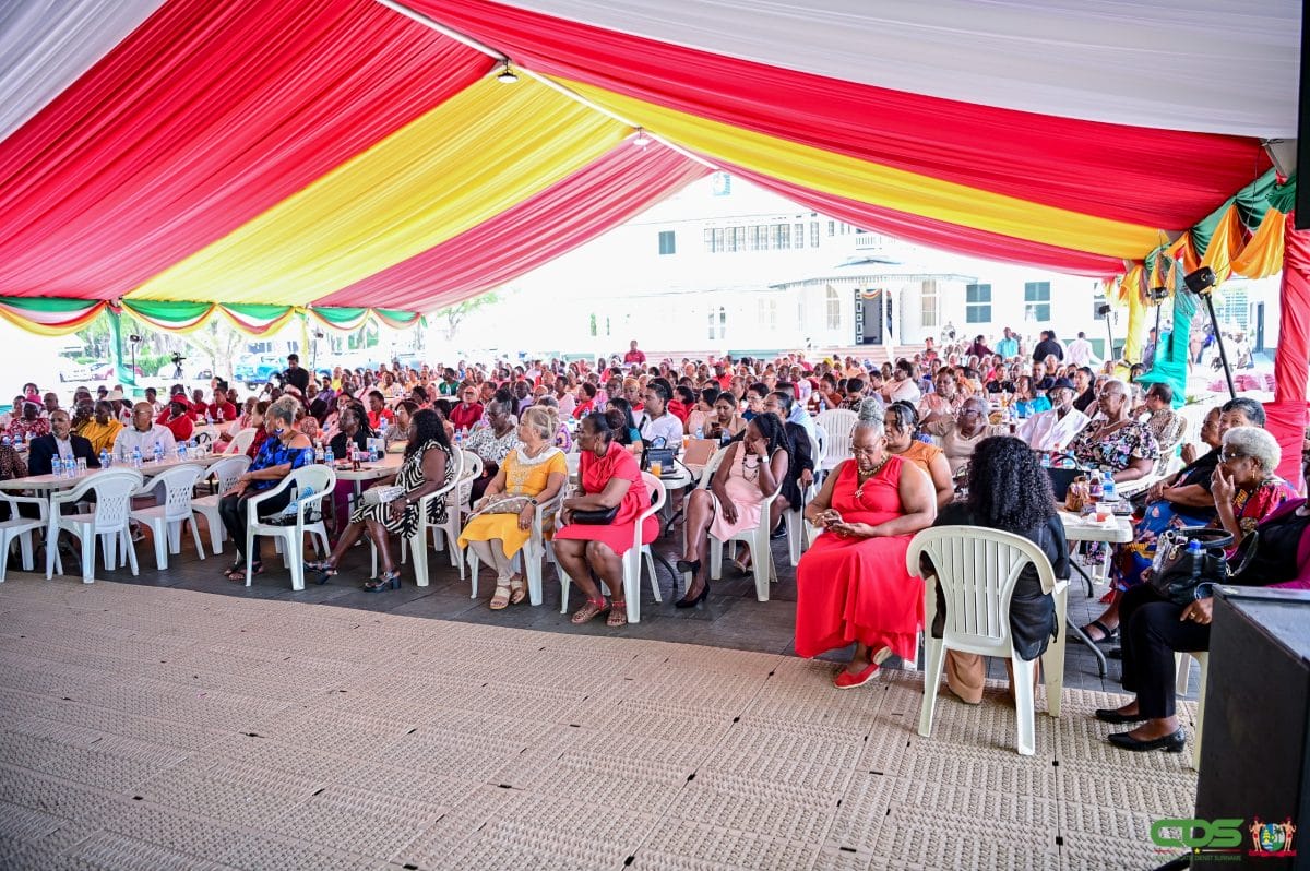 President Jennifer Simons in gesprek met seniore burgers tijdens de kerstviering in de tuin van het presidentieel paleis in Paramaribo.