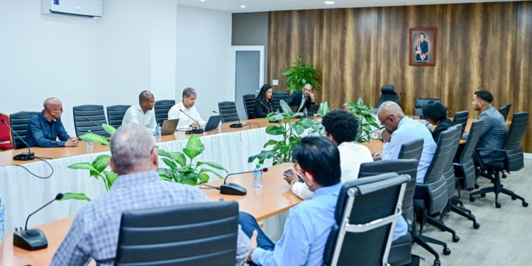 Vertegenwoordigers van luchtvaartmaatschappijen en overheidsdiensten tijdens de airport stakeholdersmeeting op het Kabinet van de President.