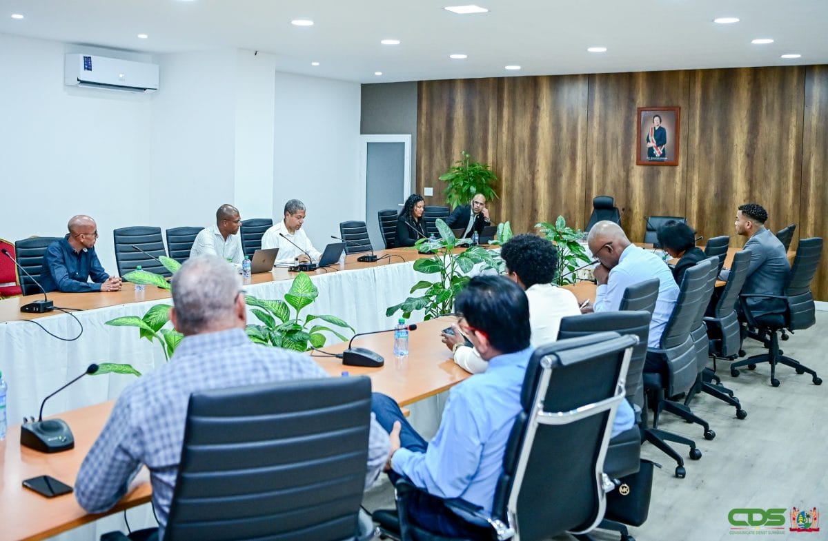 Vertegenwoordigers van luchtvaartmaatschappijen en overheidsdiensten tijdens de airport stakeholdersmeeting op het Kabinet van de President.