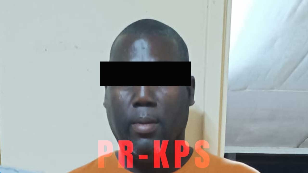 In het voertuig bevonden zich de taxichauffeur H.A. (40) en de twee passagiers S.D. (52) en A.M. (48)