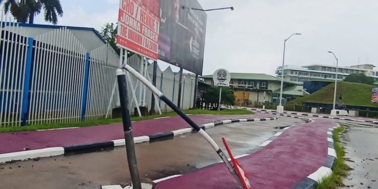 verkeer fietspad suriname paramaribo bord