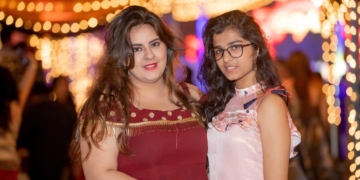 vrienden vriendinnen sociaal uitgaan feest