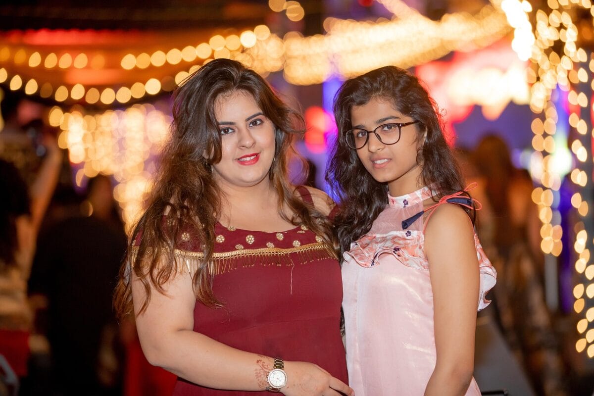 vrienden vriendinnen sociaal uitgaan feest