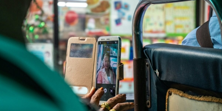 vrouw dame senior oud selfie telefoon