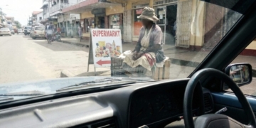zwerver vrouw dakloos