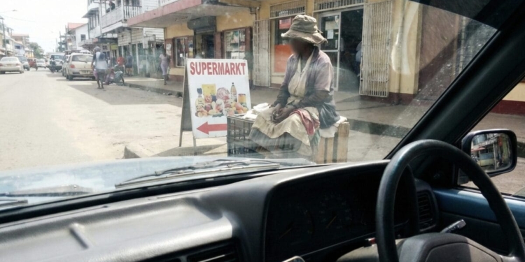 zwerver vrouw dakloos