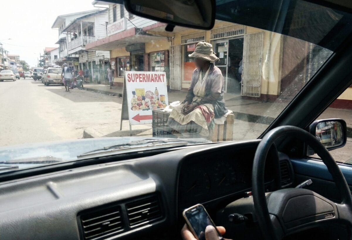 zwerver vrouw dakloos
