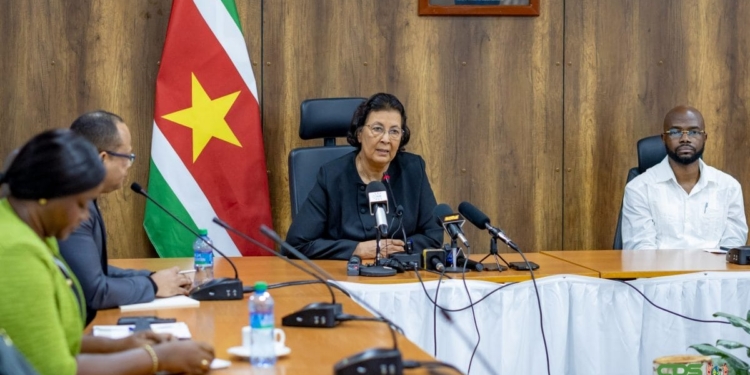 President Jennifer Simons tijdens een persmoment over haar werkbezoek aan het Hospital Internacional de Colombia.
