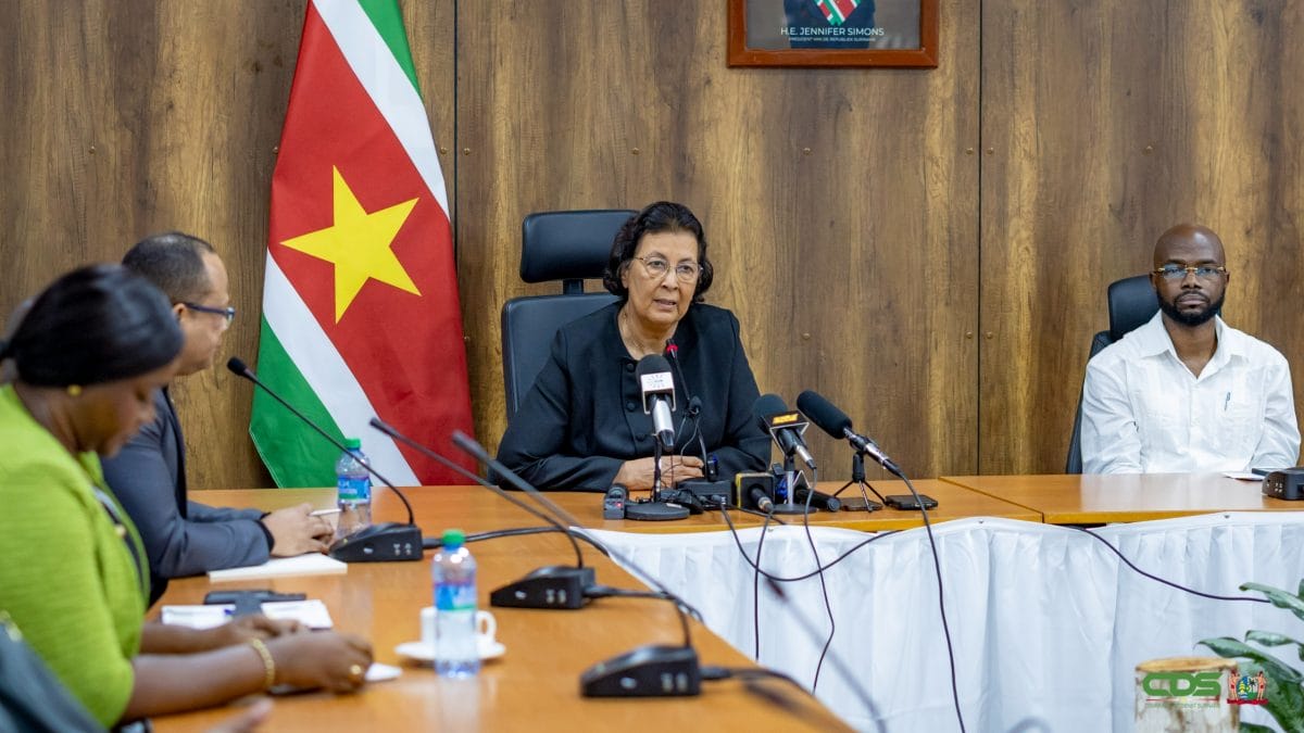 President Jennifer Simons tijdens een persmoment over haar werkbezoek aan het Hospital Internacional de Colombia.