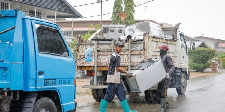 Grofvuil opruimen vuilniswagen