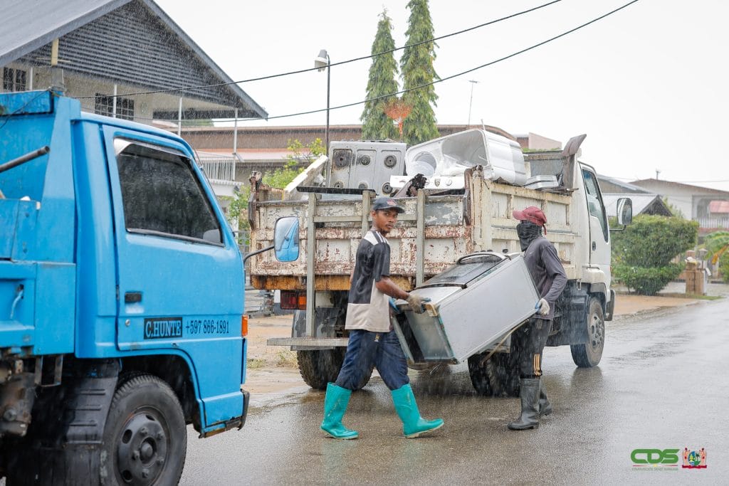 Grofvuil opruimen vuilniswagen