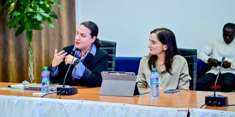 IDB-vertegenwoordiger Adriana La Valley in overleg met Surinaamse autoriteiten op het Kabinet van de President over energie en sociale hervormingen.