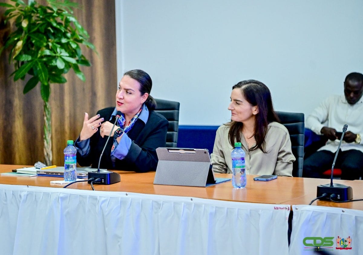 IDB-vertegenwoordiger Adriana La Valley in overleg met Surinaamse autoriteiten op het Kabinet van de President over energie en sociale hervormingen.