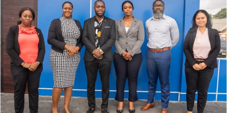 Minister Miquella Huur (RO) tijdens overleg met vertegenwoordigers van Melkcentrale