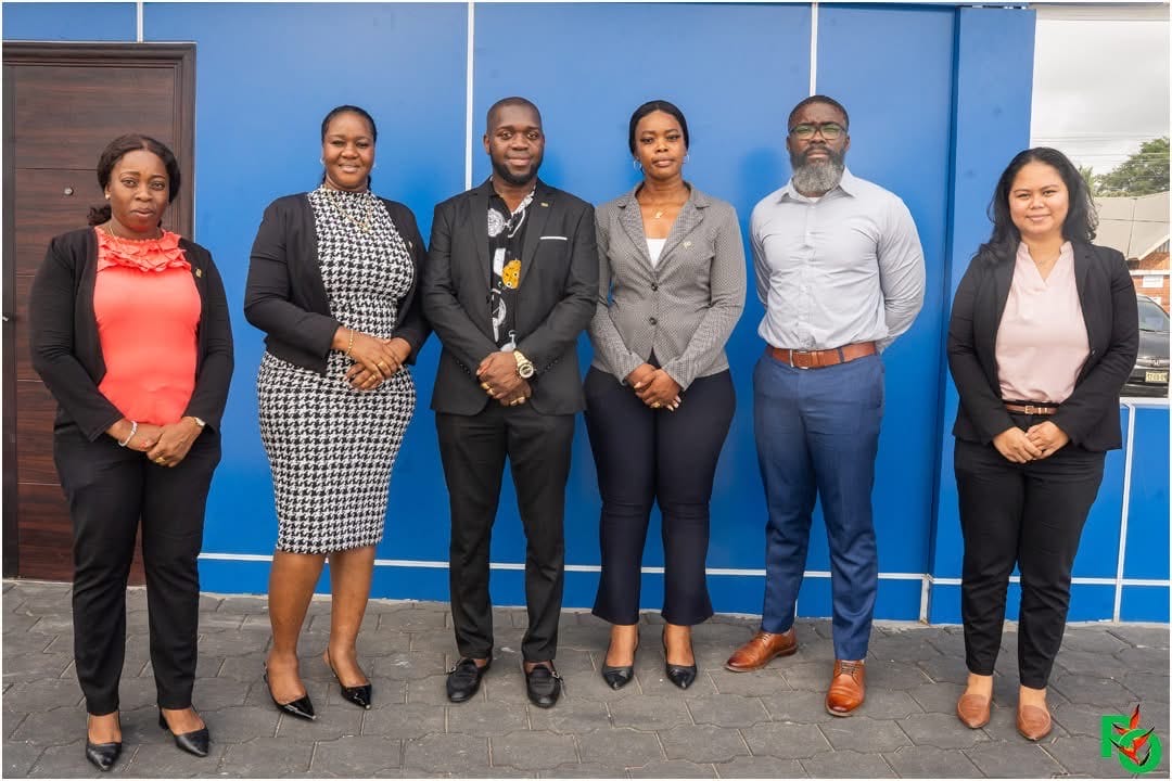 Minister Miquella Huur (RO) tijdens overleg met vertegenwoordigers van Melkcentrale