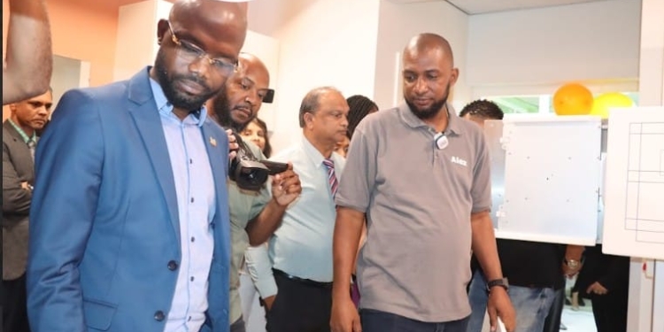 Overhandiging van nieuwe echo-apparatuur aan ’s Lands Hospitaal en de RGD door Stichting GreatfulGiving.