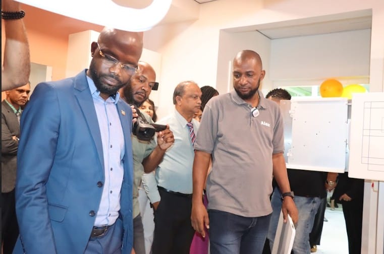 Overhandiging van nieuwe echo-apparatuur aan ’s Lands Hospitaal en de RGD door Stichting GreatfulGiving.