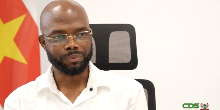 Minister André Misiekaba tijdens een overleg over hervormingen binnen de Surinaamse zorgsector.