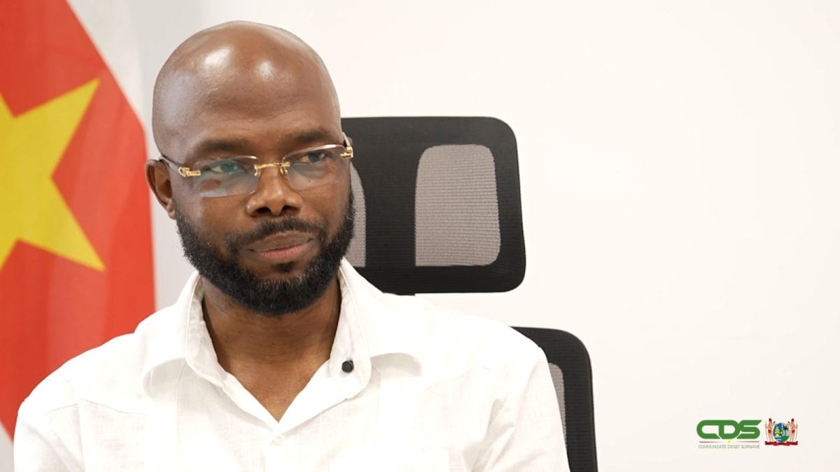 Minister André Misiekaba tijdens een overleg over hervormingen binnen de Surinaamse zorgsector.