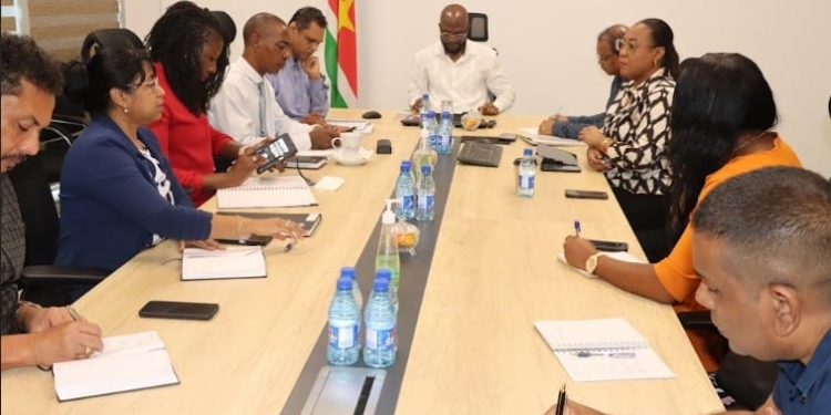 Minister André Misiekaba tijdens overleg met de Nationale Ziekenhuis Raad over urgente vraagstukken binnen de gezondheidszorg.