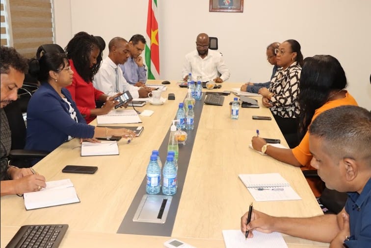 Minister André Misiekaba tijdens overleg met de Nationale Ziekenhuis Raad over urgente vraagstukken binnen de gezondheidszorg.