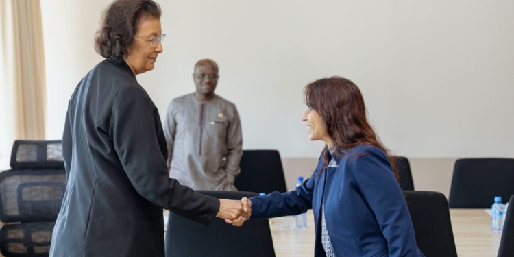 President Jennifer Simons in overleg met het bestuur van het Kinderombudsinstituut Suriname over de toekomst van het bureau.
