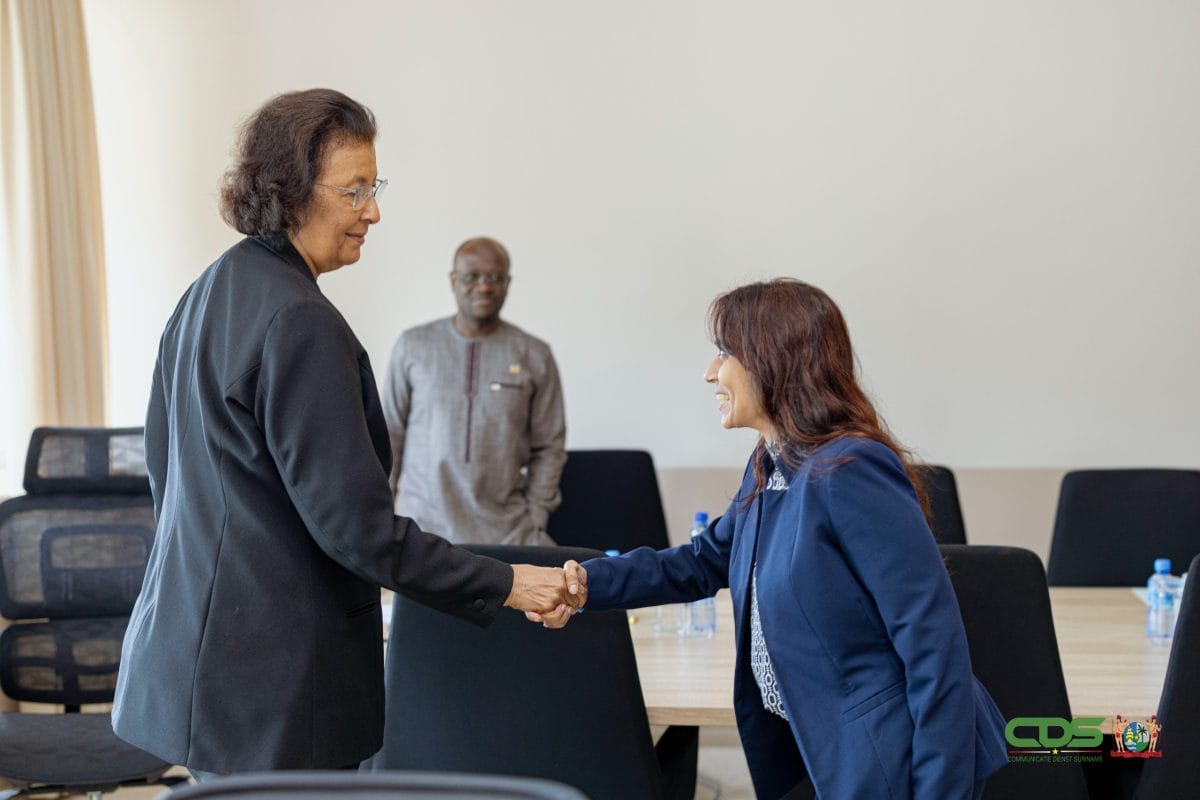 President Jennifer Simons in overleg met het bestuur van het Kinderombudsinstituut Suriname over de toekomst van het bureau.
