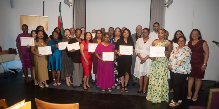 Minister Dirk Currie tijdens de jaarlijkse accreditatieceremonie van het Nationaal Orgaan voor Accreditatie