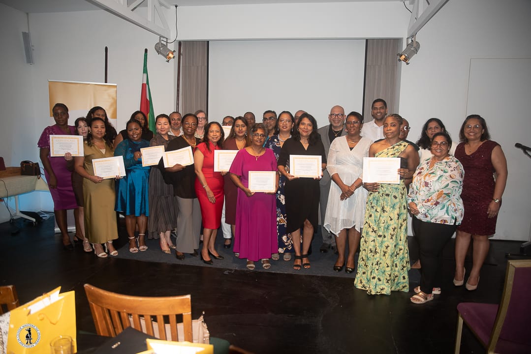 Minister Dirk Currie tijdens de jaarlijkse accreditatieceremonie van het Nationaal Orgaan voor Accreditatie
