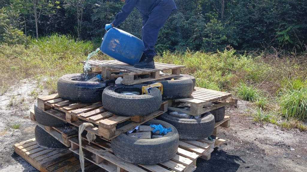 Verbranden drugs in Kraka