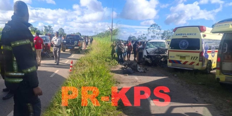 Politie en hulpdiensten onderzoeken een dodelijke aanrijding op de Martin Luther Kingweg nabij het PWB-project.