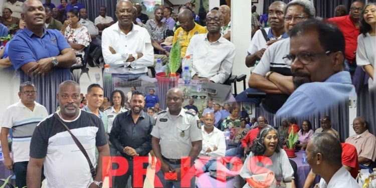 Gepensioneerde politieambtenaren in overleg met de korpsleiding en minister van Justitie en Politie op het hoofdkwartier aan de Duisburglaan.