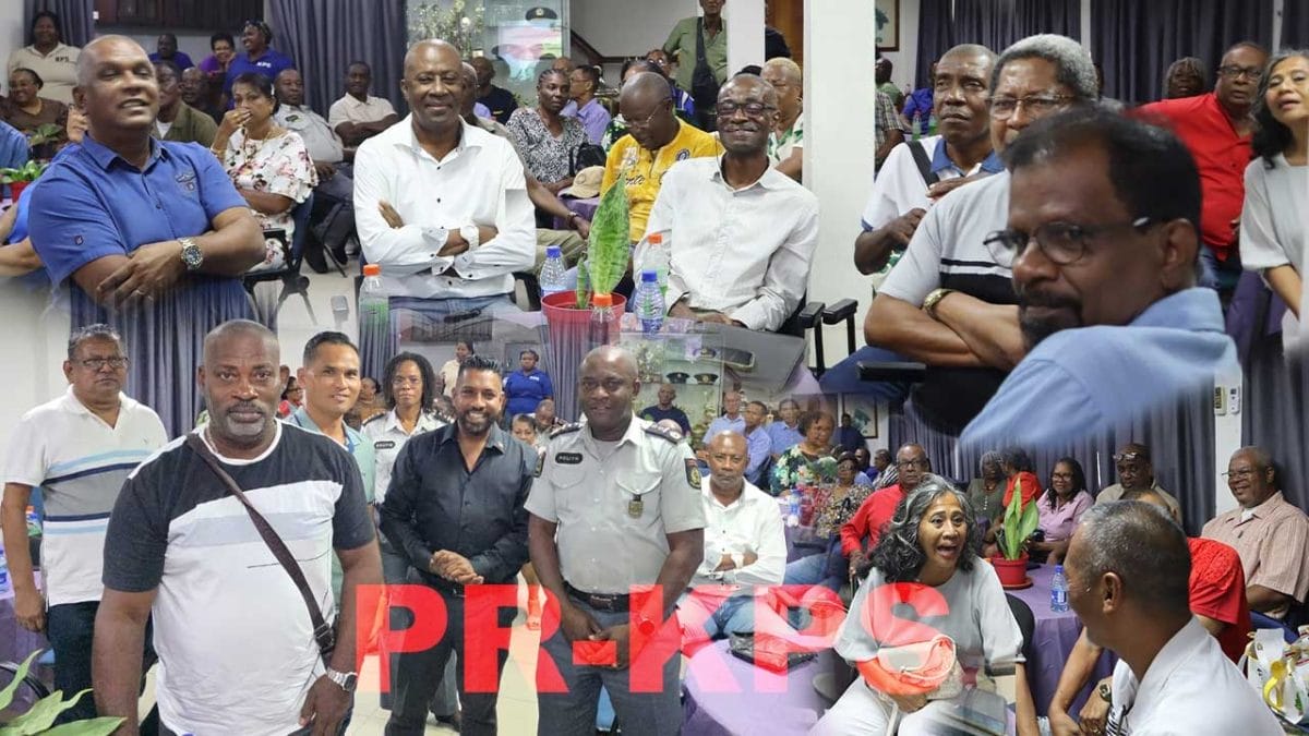 Gepensioneerde politieambtenaren in overleg met de korpsleiding en minister van Justitie en Politie op het hoofdkwartier aan de Duisburglaan.