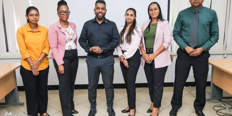 Minister Harish Monorath tijdens een ontmoeting met studenten van de Postmaster Opleiding Wetgevingsjuristen.