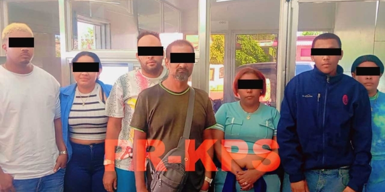 Politiecontrole in Nickerie leidde tot de aanhouding van een taxichauffeur wegens mensensmokkel.