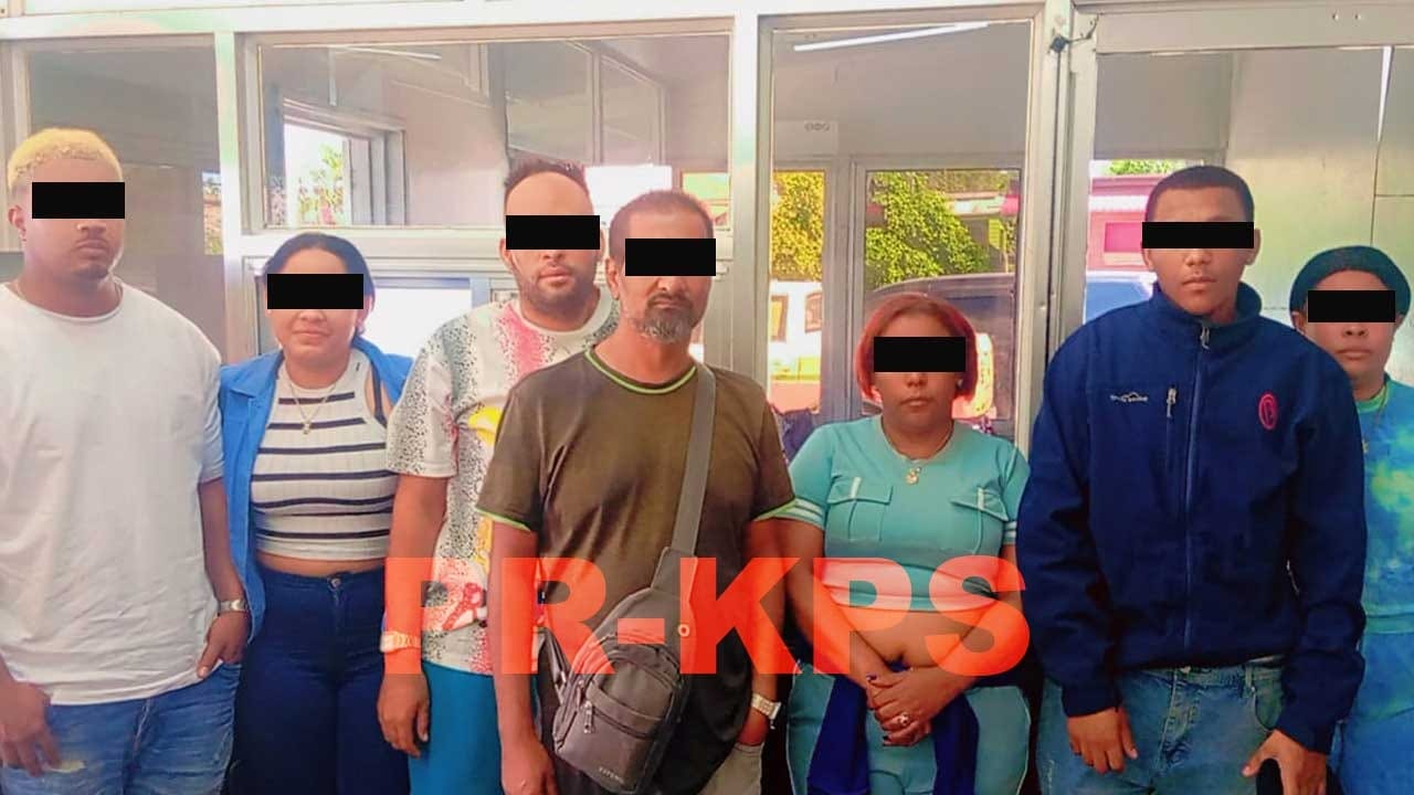 Politiecontrole in Nickerie leidde tot de aanhouding van een taxichauffeur wegens mensensmokkel.