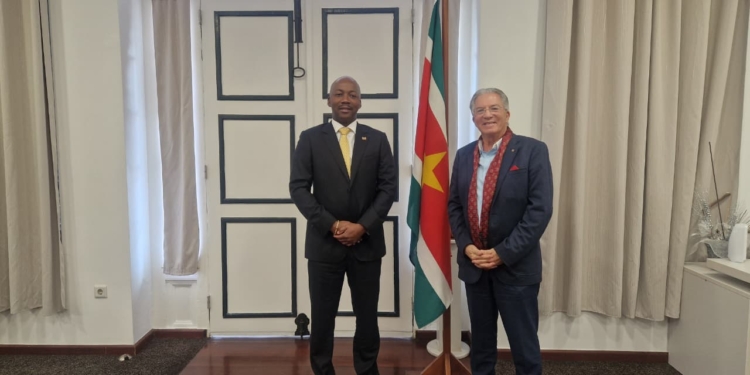 Honorair Consul Joseph Haim Harrosh met minister David Abiamofo