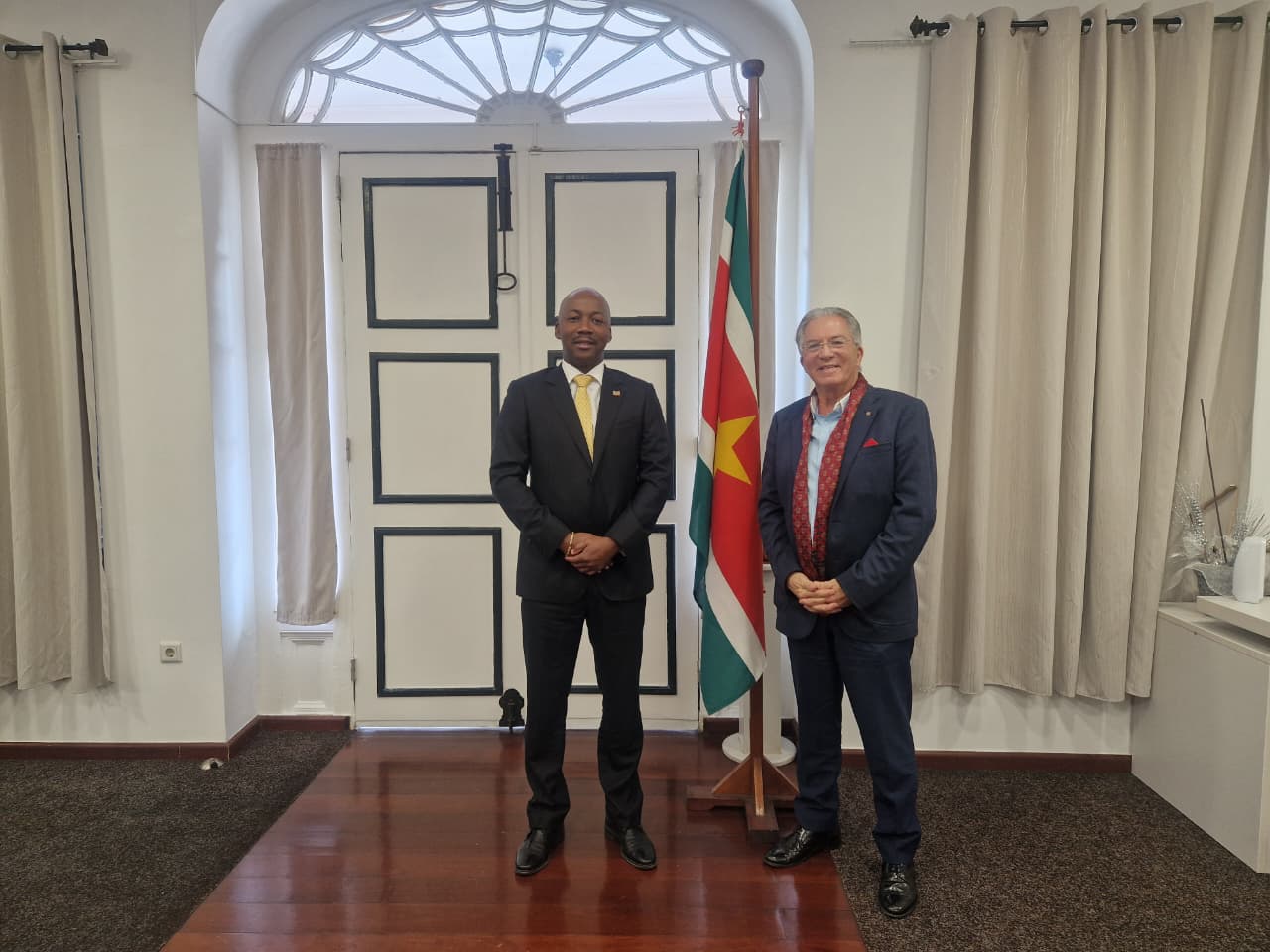 Honorair Consul Joseph Haim Harrosh met minister David Abiamofo