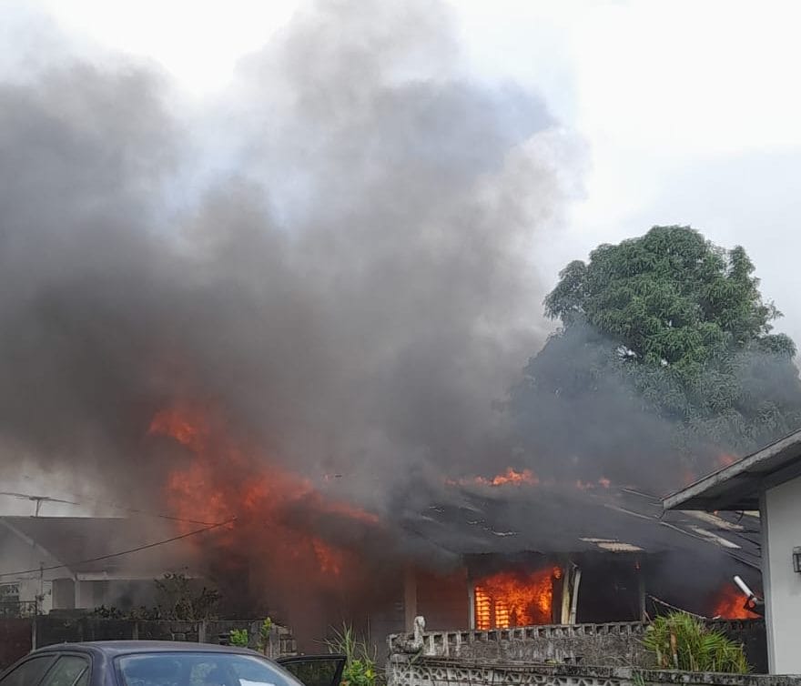 Restanten van de afgebrande woning aan de Emile Mijnzakstraat in Paramaribo