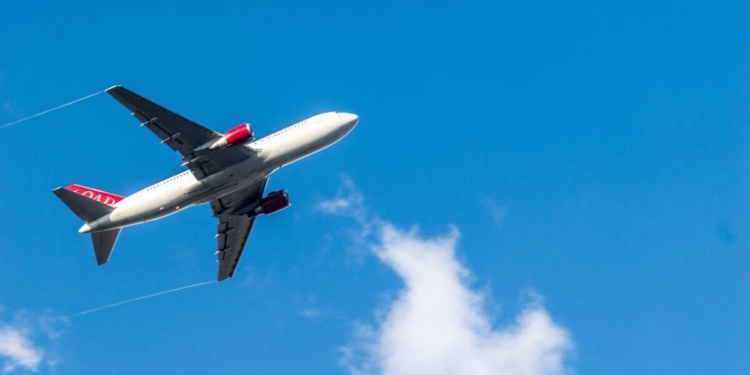 airplane 3243995 1280