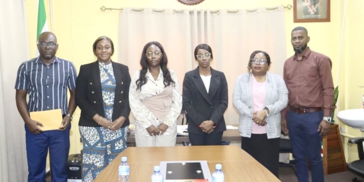 Minister Miquella Huur tijdens de installatie van het nieuwe bestuur van het Instituut voor Bestuursambtenaren in Suriname.