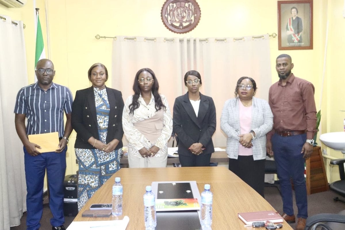 Minister Miquella Huur tijdens de installatie van het nieuwe bestuur van het Instituut voor Bestuursambtenaren in Suriname.