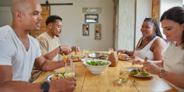 eten koken diner restaurant vrienden familie uiteten