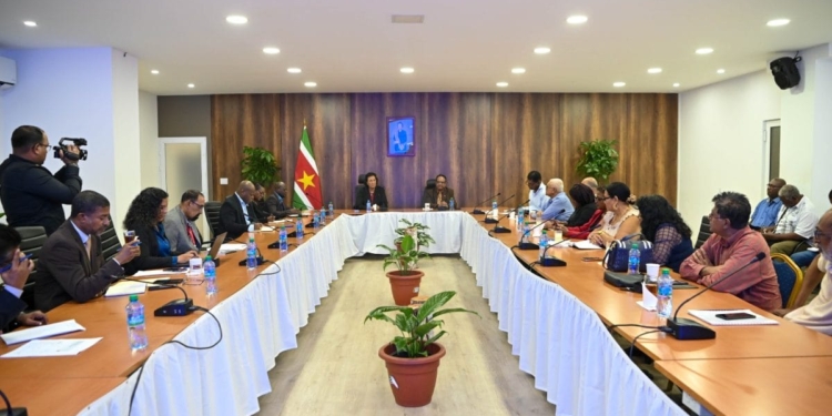 Regering en vakbond Ravaksur Plus in overleg over verbetering rechtspositie ambtenaren